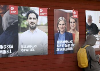 Sosiaalidemokraattien vaalimainoksia, keskellä julisteessa puolueen puheenjohtaja, pääministeri Magdalena Andersson.