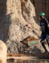 Nesbit Gavanga, joka kaivaa hiekkaa laittomasti ja myy sitä rakentajille sanoo, ettei hänellä ole juurikaan ole taloudellisia vaihtoehtoja. Ympäristönsuojelijat ovat kuitenkin huolissaan maan heikkenemisestä.