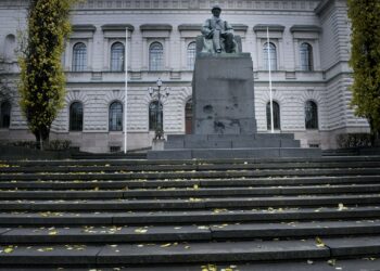 Suomen Pankin edustalla on J.V. Snellmanin patsas. Snellmanin on sanottu pahentaneen suurta nälänhätää vuosina 1866-68, koska hän piti kiinni tiukasta talouspolitiikasta.