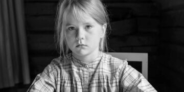 Agafia Niemenmaa kouluikäisenä Je’vidana, jonka kasvoilla näkyy kaikki, mikä elokuvassakin.