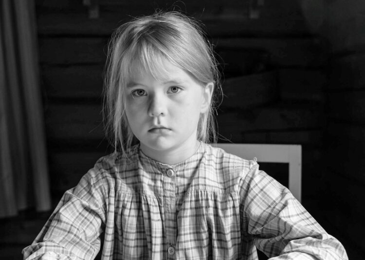 Agafia Niemenmaa kouluikäisenä Je’vidana, jonka kasvoilla näkyy kaikki, mikä elokuvassakin.