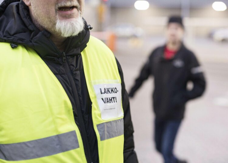 Lakkovahdit olivat Sinebrychoffin Keravan-panimon portilla 15. marraskuuta 2023.