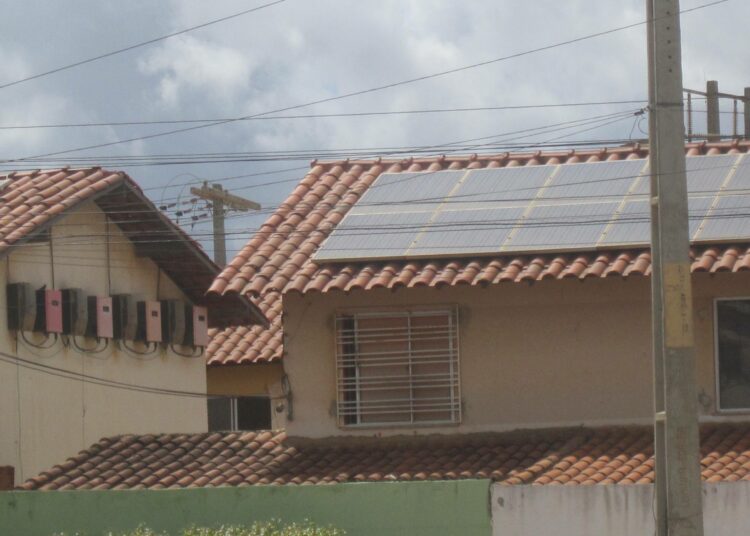 Aurinkopaneeleja, jotka menevät hukkaan aurinkovoimalan lopetettua toimintansa vuonna 2016. Brasilian yhteisöllisesti tuotetun energian sääntely tekee uudelleen käynnistämisen vaikeaksi.