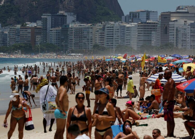 Siirtomaavalta, orjuus ja seksuaalinen väkivalta ovat syy siihen, että Brasiliassa elää yksi maailman sekoittuneimmista kansoista. Kuvassa brasilialaisia Rio de Janeiron rannoilla.