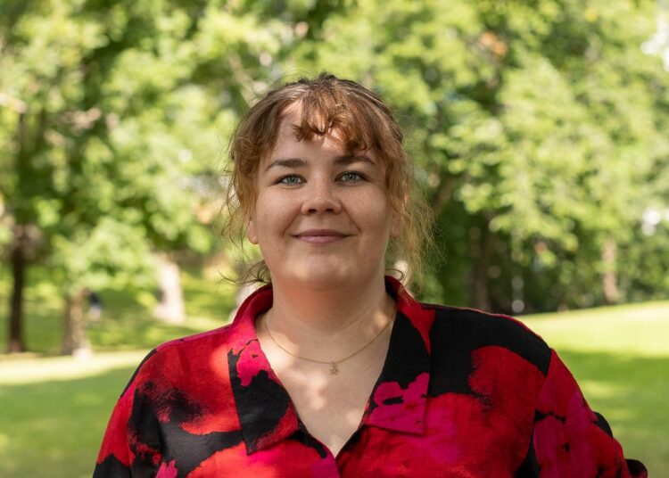 Sara Koiranen sanoo, että hyvinvointialueet ovat velvollisia ehkäisemään ulosottoja.