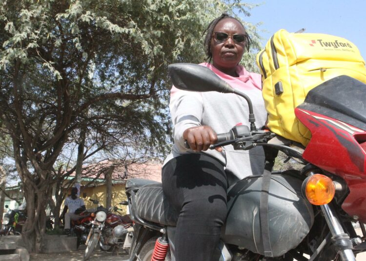 Moottoripyörätaksia ajava Emily Ndung’e odottaa asiakkaita Garissan kaupungissa Koillis-Keniassa. Pitkittynyt kuumuus on vähentänyt matkustajia päivän kuumimpina tunteina ja pienentänyt hänen tulojaan.
