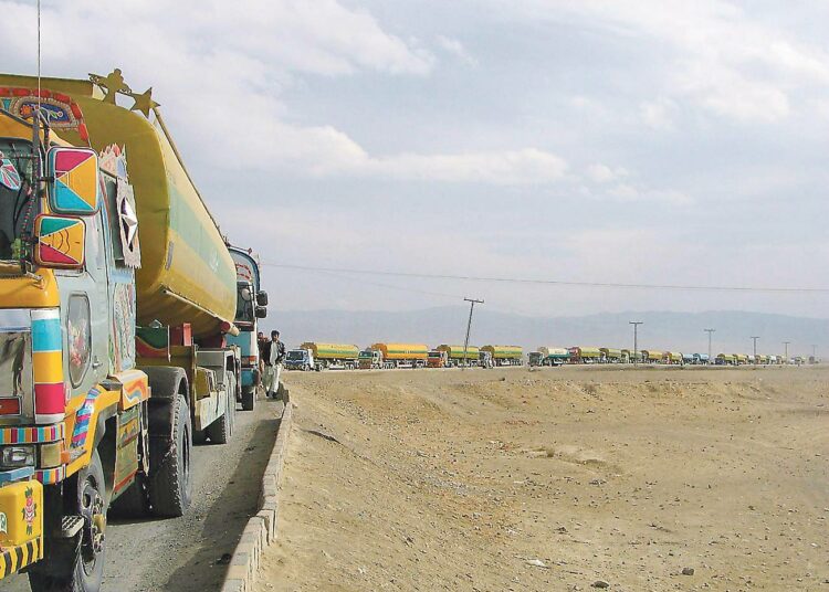 Nato-joukoille menevää polttoainetta kuljettavat autot odottavat rajan ylittämistä Chamanissa Pakistanin ja Afganistanin rajalla.
