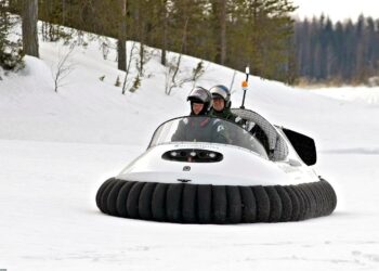 Norpan pesien tarkastajat liikkuvat Saimaalla ilmatyynyaluksella