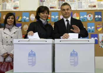 Vaalivoittaja Fideszin johtaja ja tuleva pääministeri Viktor Orbán (oik.) äänestämässä puolisonsa Anikon kanssa Budapestissa sunnuntaina.