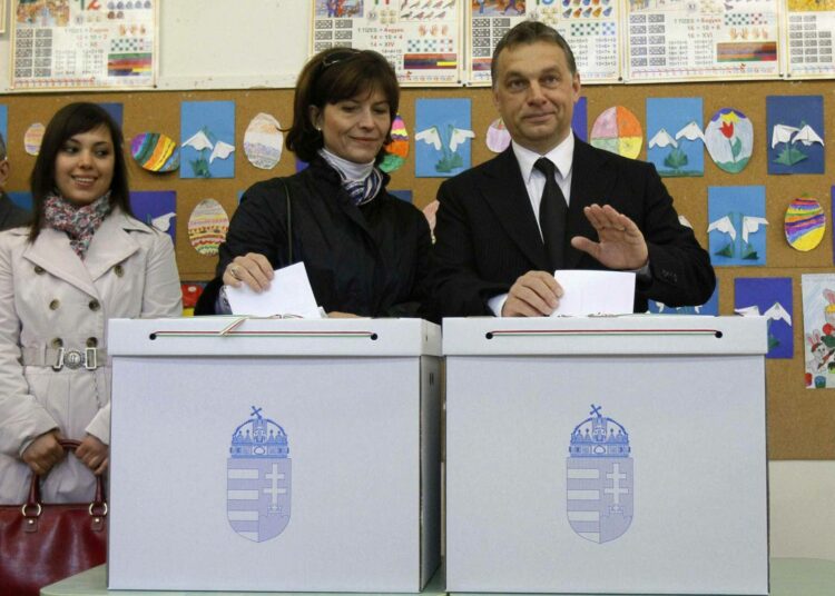 Vaalivoittaja Fideszin johtaja ja tuleva pääministeri Viktor Orbán (oik.) äänestämässä puolisonsa Anikon kanssa Budapestissa sunnuntaina.