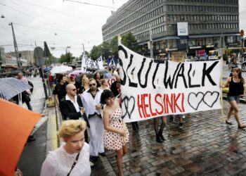 Helsingin Slutwalk marssittiin pienessä sateessa.