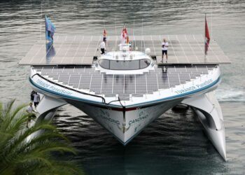 Yksi osoitus ihmiskunnan kekseliäisyydestä on Sveitsin lipun alla purjehtiva katamaraani PlanetSolar, ensimmäinen aurinkokäyttöinen laiva, joka purjehtii maailman ympäri.
