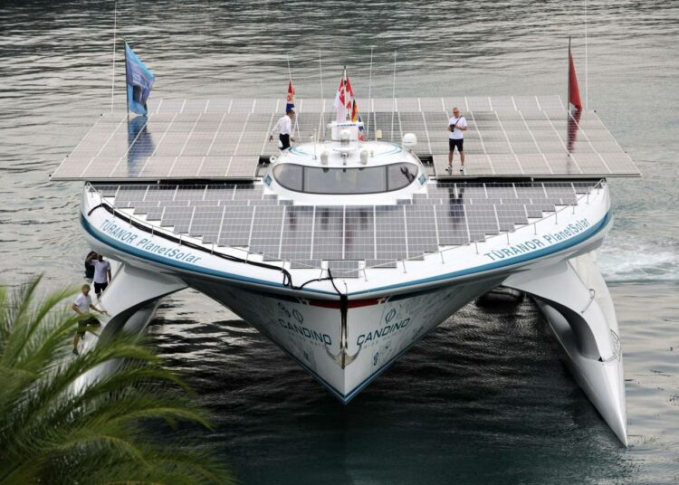 Yksi osoitus ihmiskunnan kekseliäisyydestä on Sveitsin lipun alla purjehtiva katamaraani PlanetSolar, ensimmäinen aurinkokäyttöinen laiva, joka purjehtii maailman ympäri.