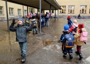 Outi Ojalan mukaan poliittisten ryhmien neuvotteluissa päätetty lisämääräraha takaa päivähoitopaikan kaikille 1. ja 2. luokan oppilaille.