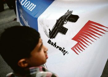 Bahrainilainen pikkupoika osallistui tiistaina Muharraqissa järjestettyyn mielenosoitukseen Bahrainin Formula 1 -osakilpailua vastaan.