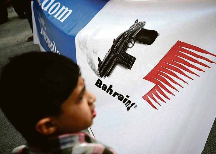 Bahrainilainen pikkupoika osallistui tiistaina Muharraqissa järjestettyyn mielenosoitukseen Bahrainin Formula 1 -osakilpailua vastaan.