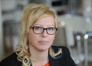Ihminen unohtuu järjestelmän rakenteisiin, kansanedustaja Aino-Kaisa Pekonen sanoo.
