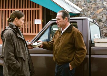 Tommy Lee Jones teke vahvan roolin ex-upseerina, joka tutkii Irakista kotiin palanneen sotilaspoikansa katoamista. Kuvassa myös Charlize Theron.