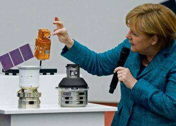 Liittokansleri Angela Merkel tutkimassa satelliitteihin asennettavia kojeita Jenassa pari viikkoa sitten.