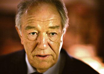 Arvoitusten talo on tarina kahden erilaisen miehen omalaatuisesta suhteesta ja vanhan arvorakennuksen kätkemistä salaisuuksista. Kuvassa Michael Gambon.