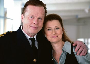 Kurt Wallander ryhmineen päätyy tutkimaan raakojen arvokuljetusryöstöjen sarjaa. Kuvassa Krister Henriksson ja Lena Endre.