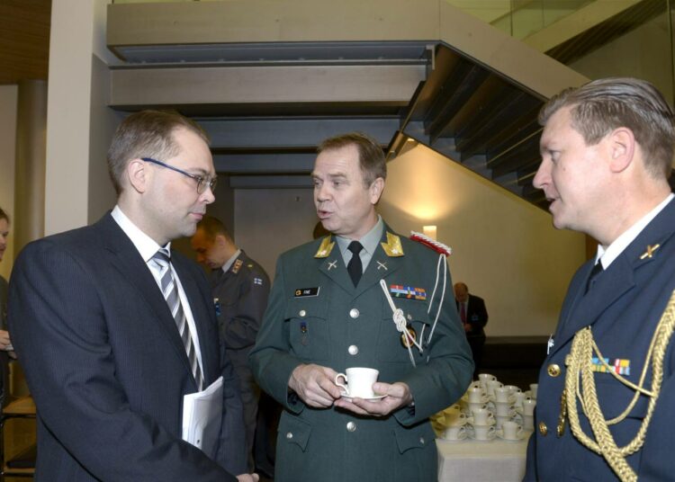 Puolustusvaliokunnan puheenjohtaja  Jussi Niinistö, norjalainen prikaatinkenraali Per Arne Five ja ruotsalainen eversti  Bo Stennabb MTS:n asevelvollisuusseminaarissa keskiviikkona.