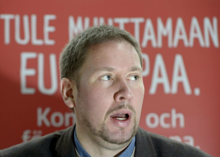 Vasemmistoliiton puheenjohtaja Paavo Arhinmäki muistuttaa, että EU:hun saa muutosta aikaan vain äänestämällä.