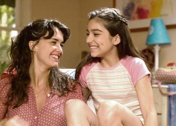 Spanglish – käännöskukkasia on kolmen Oscarin voittajan James L. Brooksin ohjaama draamakomedia. Kuvassa Paz Vega (vas.) ja Shelbie Bruce.