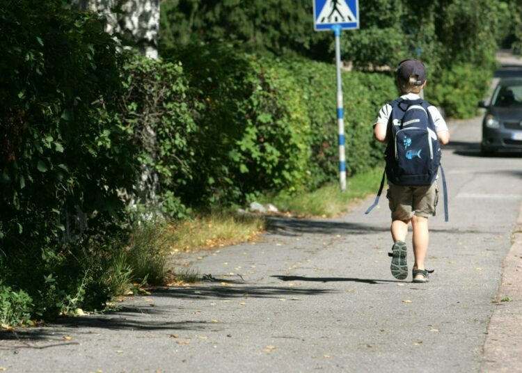 Tutkimusten mukaan koulussa kontrollin ja tarkkailun kohteeksi joutuvat erityisesti työväenluokkaiset nuoret.