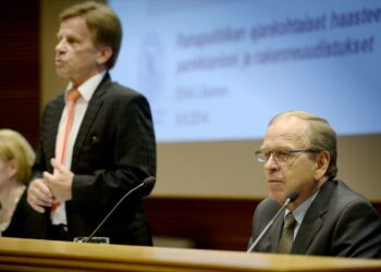 Talousvaliokunnan puheenjohtaja Mauri Pekkarinen ja Suomen pankin pääjohtaja Erkki Liikanen kuulemistilaisuudessa tiistaina.