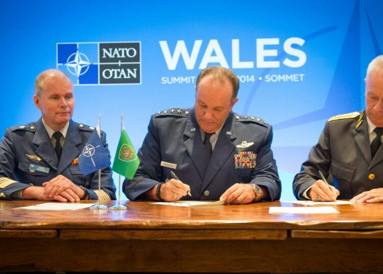 Suomi allekirjoitti isäntämaapöytäkirjan Naton huippukokouksessa Walesissa torstaina 4. syyskuuta 2014. Suomen puolesta pöytäkirjan allekirjoitti puolustusvoimien komentaja, kenraali Jarmo Lindberg (vas). Vasemmistoliiton Paavo Arhinmäen mielestä sopimus on käsiteltävä eduskunnassa.