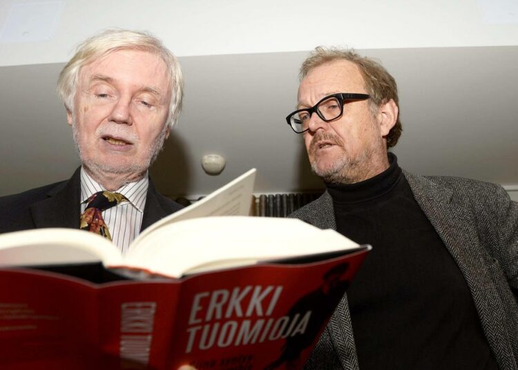 Tohtori Veli-Pekka Leppänen (oik.) on toimittanut Erkki Tuomiojan poliittiset päiväkirjat.