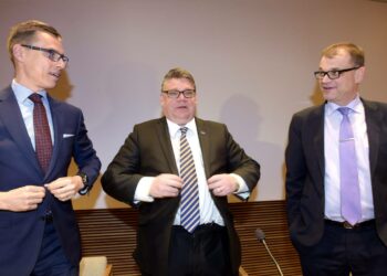 Juha Sipilä (oik.) aloittaa perussuomalaisten ja kokoomuksen kanssa hallitusneuvottelut perjantaina. Valmista pitäisi tulla toukokuun aikana. Vasemmalla kokoomuksen puheenjohtaja Alexander Stubb ja keskellä perussuomalaisten Timo Soini.