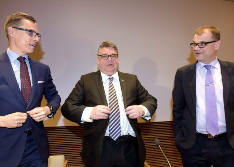 Juha Sipilä (oik.) aloittaa perussuomalaisten ja kokoomuksen kanssa hallitusneuvottelut perjantaina. Valmista pitäisi tulla toukokuun aikana. Vasemmalla kokoomuksen puheenjohtaja Alexander Stubb ja keskellä perussuomalaisten Timo Soini.