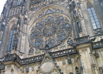 Kuinka monta nuppineulaa mahtuisi Pyhän Vituksen katedraaliin.