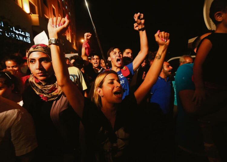 Mielenosoittajat vaativat hallituksen eroa ja vaalien pitämistä sunnuntaina Beirutissa.