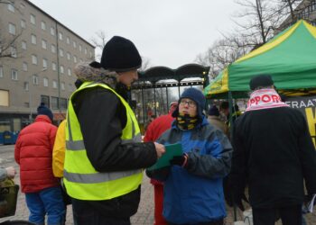 Myös Merja Kyllönen allekirjoitti Operaatio Vakiduuni -kansalaisaloitteen. Erno Välimäki keräsi nimiä.