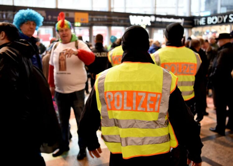 Poliisi vartioi tehostetusti Kölnin karnevaaleja viime viikolla.