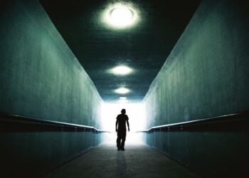 Suuri joukko nuoria jää kokonaan vaille koulutusta. He elävät muita nuoria useammin erilaisten riskien maailmassa.
