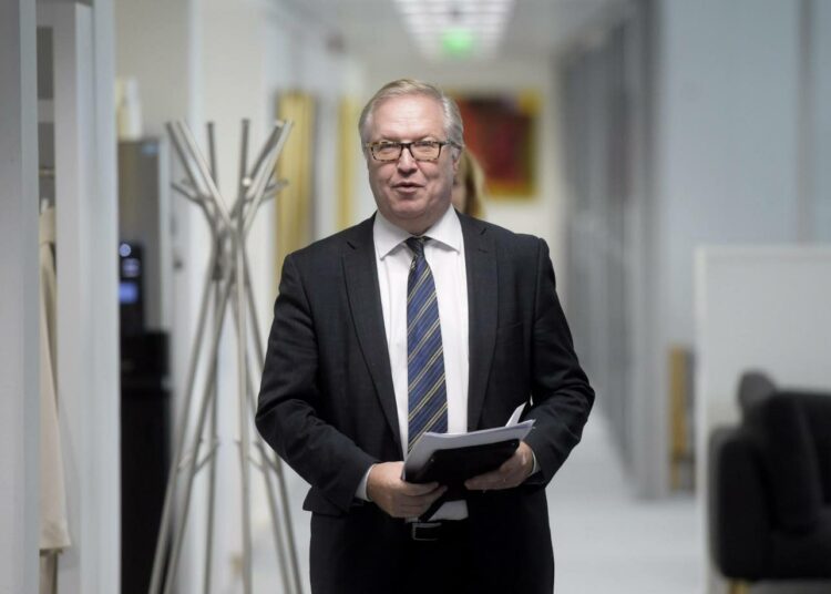 Akava puheenjohtaja Sture Fjäder kertoi liittonsa käyttävän lähinnä valtiovarainministeriön ja Suomen Pankin talousennusteita. Akava jatkaa kuitenkin toistaiseksi Palkansaajien tutkimuslaitoksen rahoittamista.