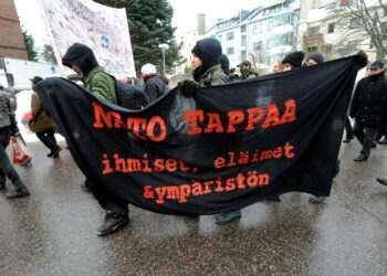 Rauhanjärjestöt ja yksittäiset kansalaiset vastustivat Natoa Helsingissä maaliskuussa 2003.