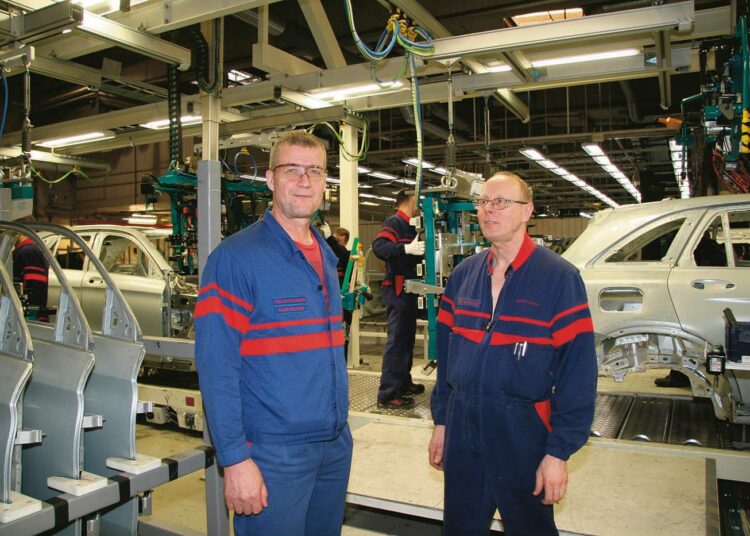 Pääluottamusmies Mauri Partanen ja tiiminvetäjä Osmo Luotonen ovat kokeneita autonrakentajia.