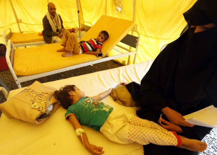 Sodan raunioittamassa Jemenissä taudit leviävät. Kuvassa koleraan sairastuneita lapsia telttasairaalassa Sanaassa.