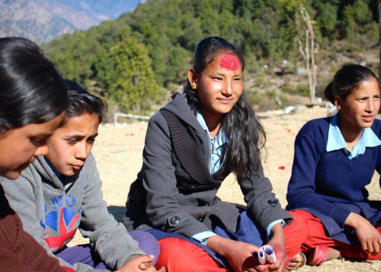 Rashmi Hamalista (kesk.) tuli sankari Nepalissa, kun hän pelasti ystävänsä joutumiselta alaikäisenä avioon.