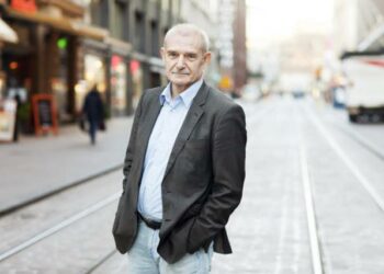 STTK:n pääekonomisti Ralf Sund ihmettelee, miksi Suomessa on näin helppo päästä eroon isosta joukosta työntekijöitä kertaheitolla.
