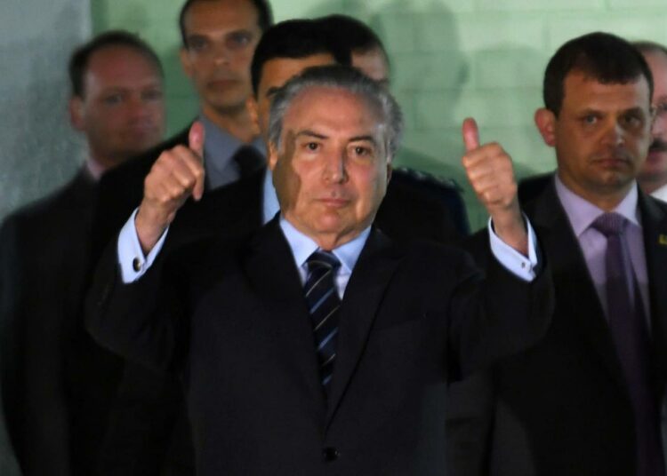 Presidentti Michel Temer nosti peukalot pystyyn keskiviikkona.