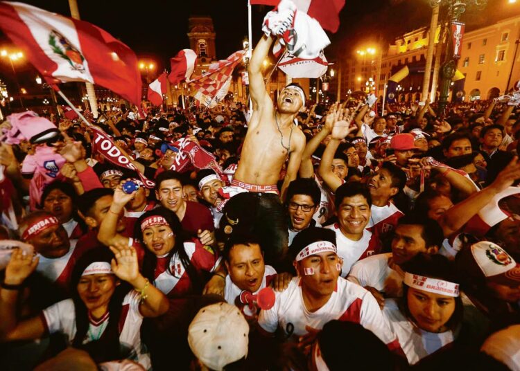 Perun kannattajat juhlivat 15. marraskuuta Limassa maan pääsyä MM-lopputurnaukseen.