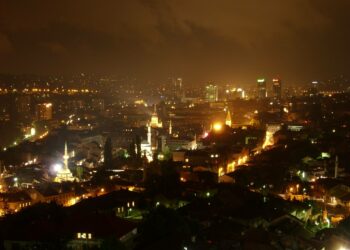 Moni Sarajevoon saapuva siirtolainen joutuu viettämään yönsä kadulla.