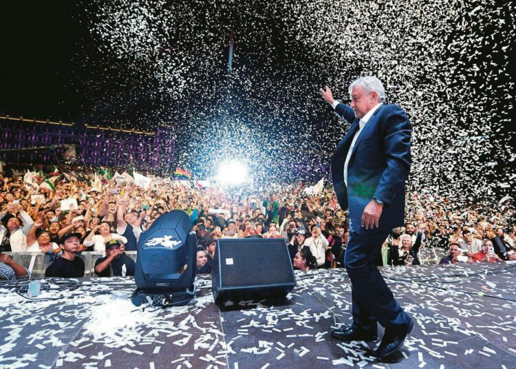 Andrés Manuel López Obrador lavalla kannattajiensa juhlittavana sunnuntai-iltana.