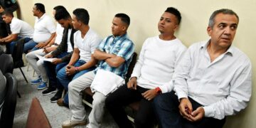Syytettyjen penkki Tegucigalpan oikeudenkäynnissä. Oikealla Desa-yhtiön yhteisö- ja ympäristöjohtaja Sergio Ramón Rodríguez.